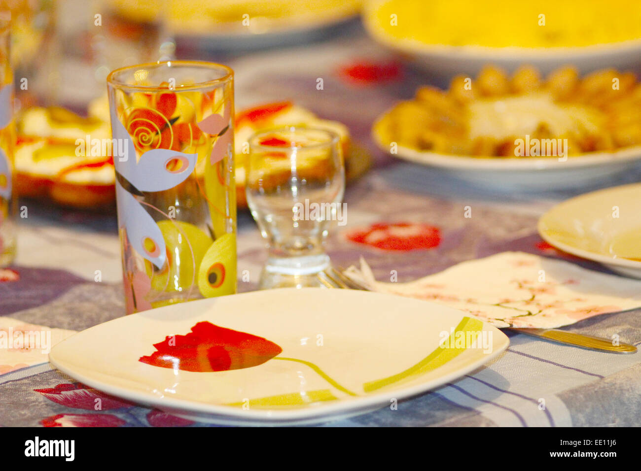 Plaque de verre vaisselle en verre de vin et des plats servis sur la table Banque D'Images