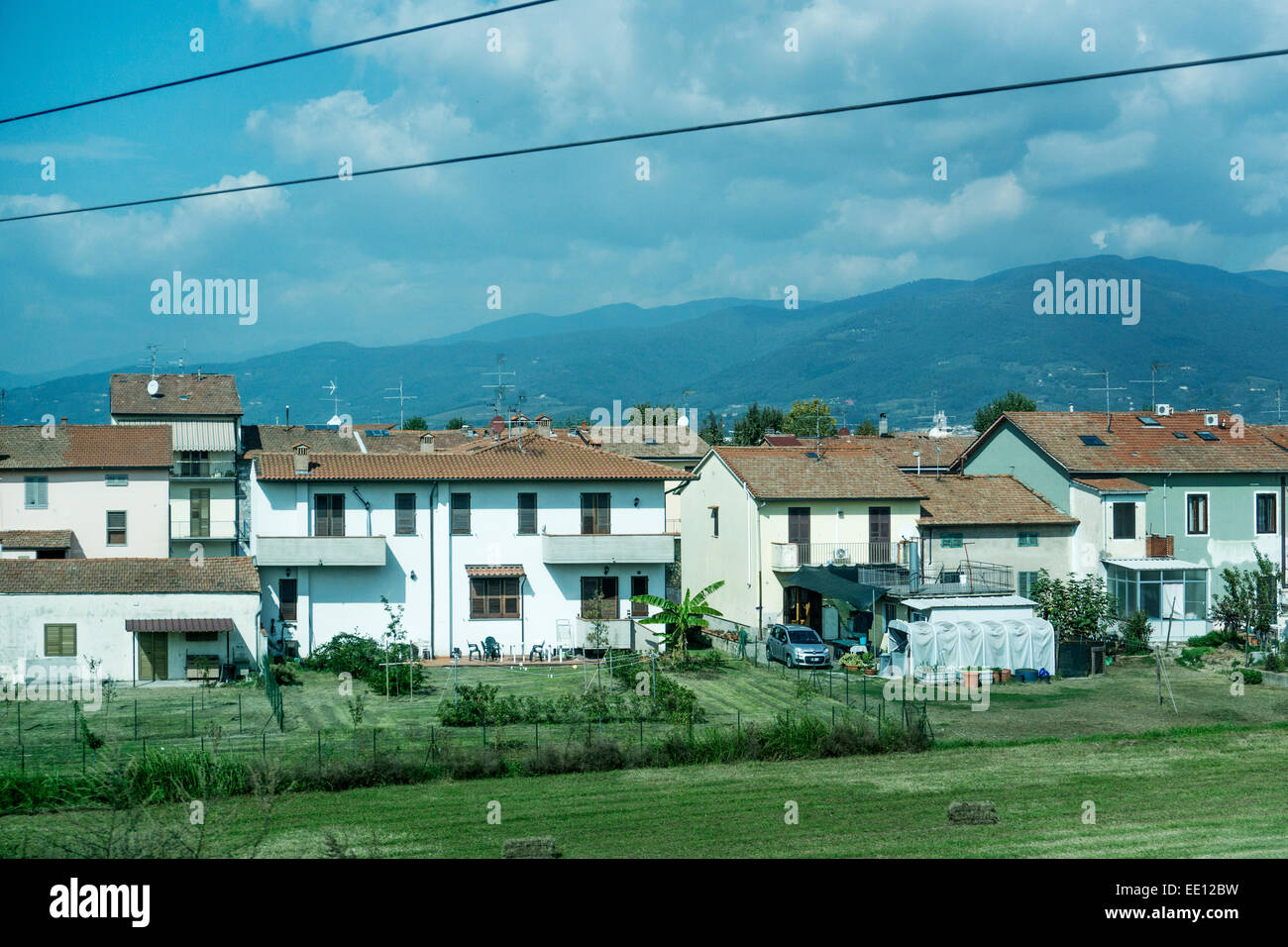 De jolies maisons avec des toits de tuiles rouges et le mode de vie du pays d'empiéter sur les champs cultivés les terres agricoles en dehors du centre de Florence Italie Banque D'Images