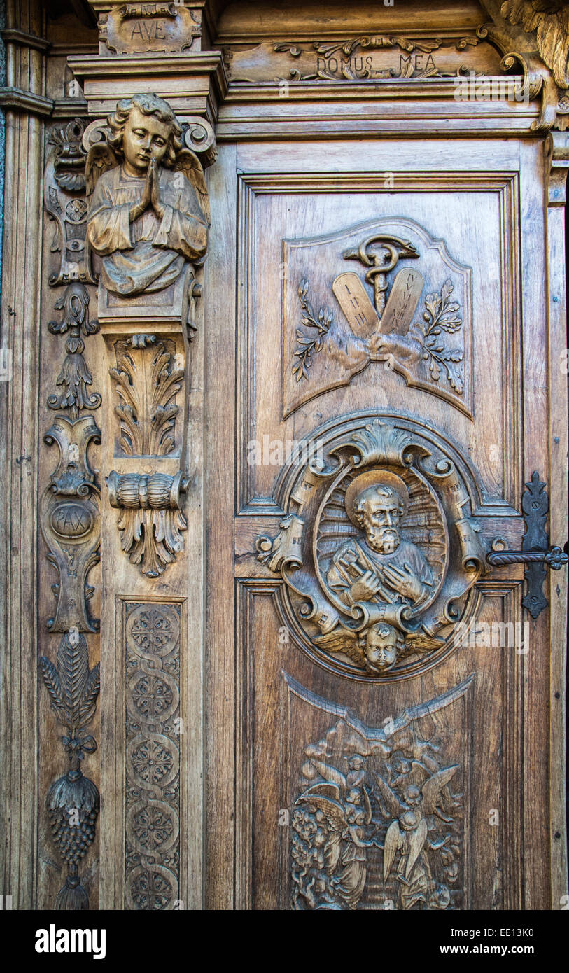 Portail en bois sculpté d'une église italienne Banque D'Images