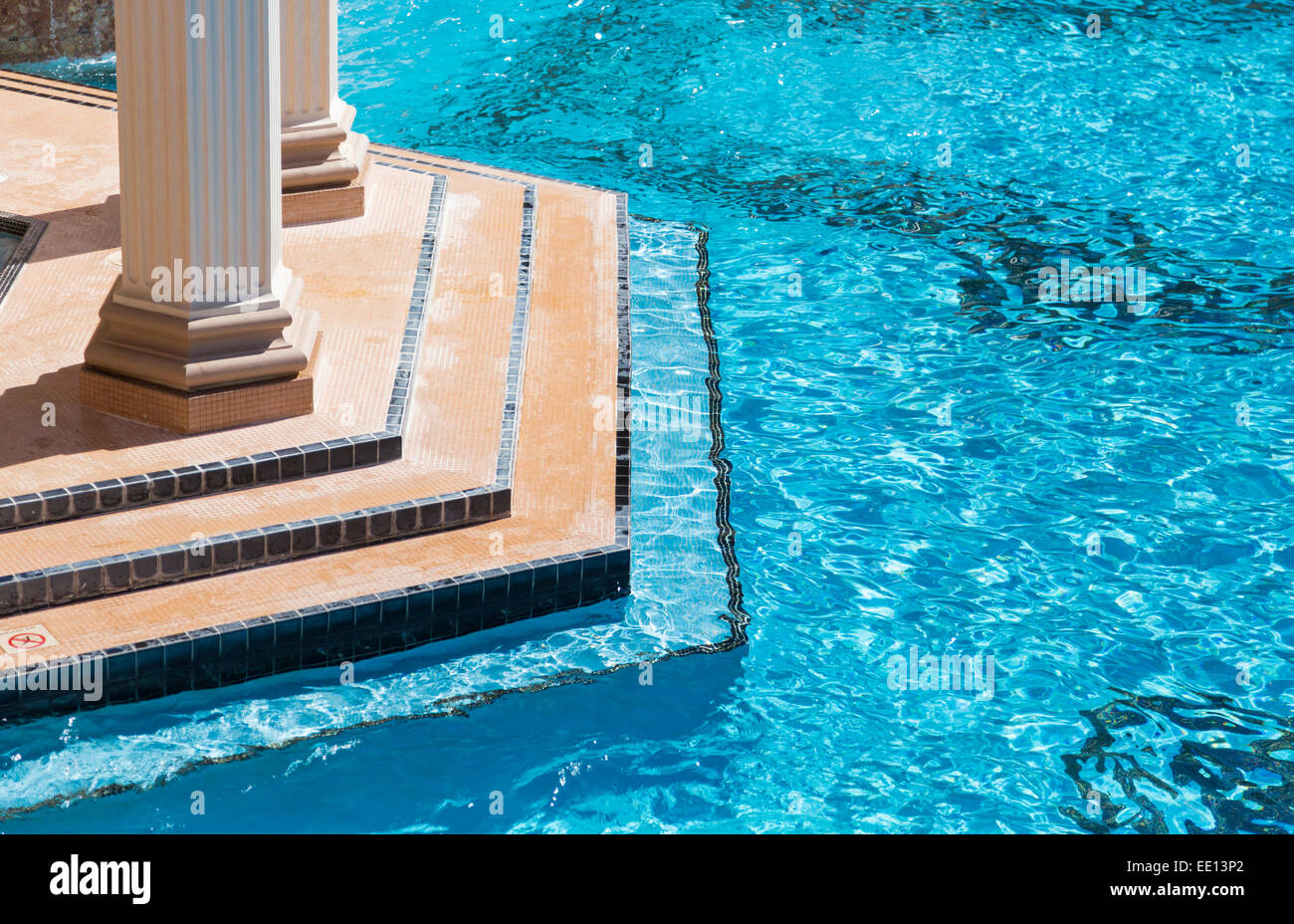 L'eau de piscine de luxe exotiques et de l'architecture abstraite. Banque D'Images
