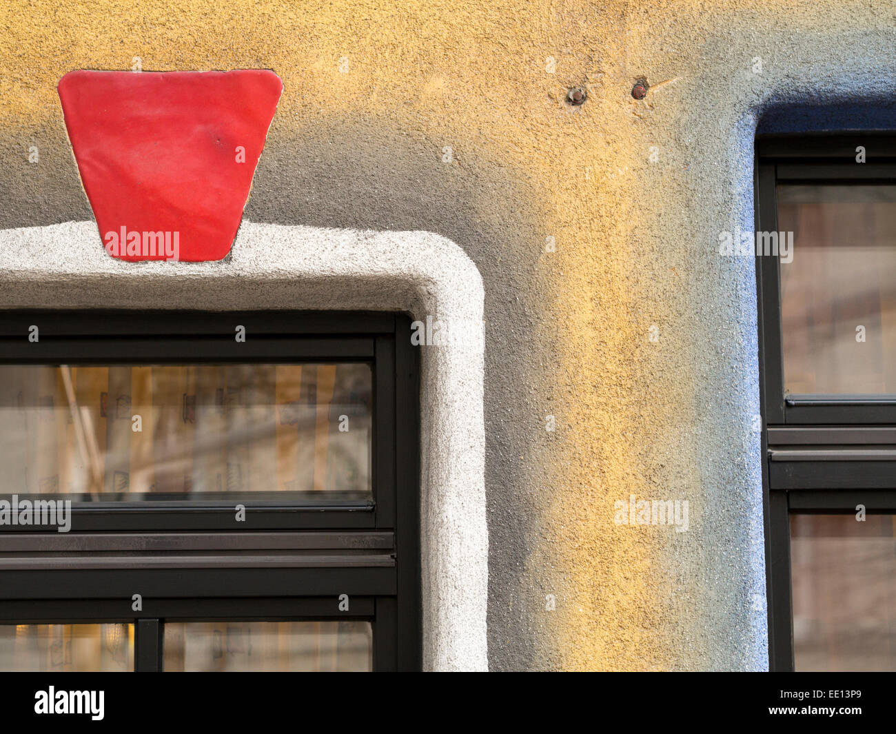 Céramique rouge Keystone. Une pièce maîtresse de l'un de couleur rouge lumineux placés au-dessus d'une fenêtre dans cette pièce emblématique de l'architecture à Vienne. Banque D'Images