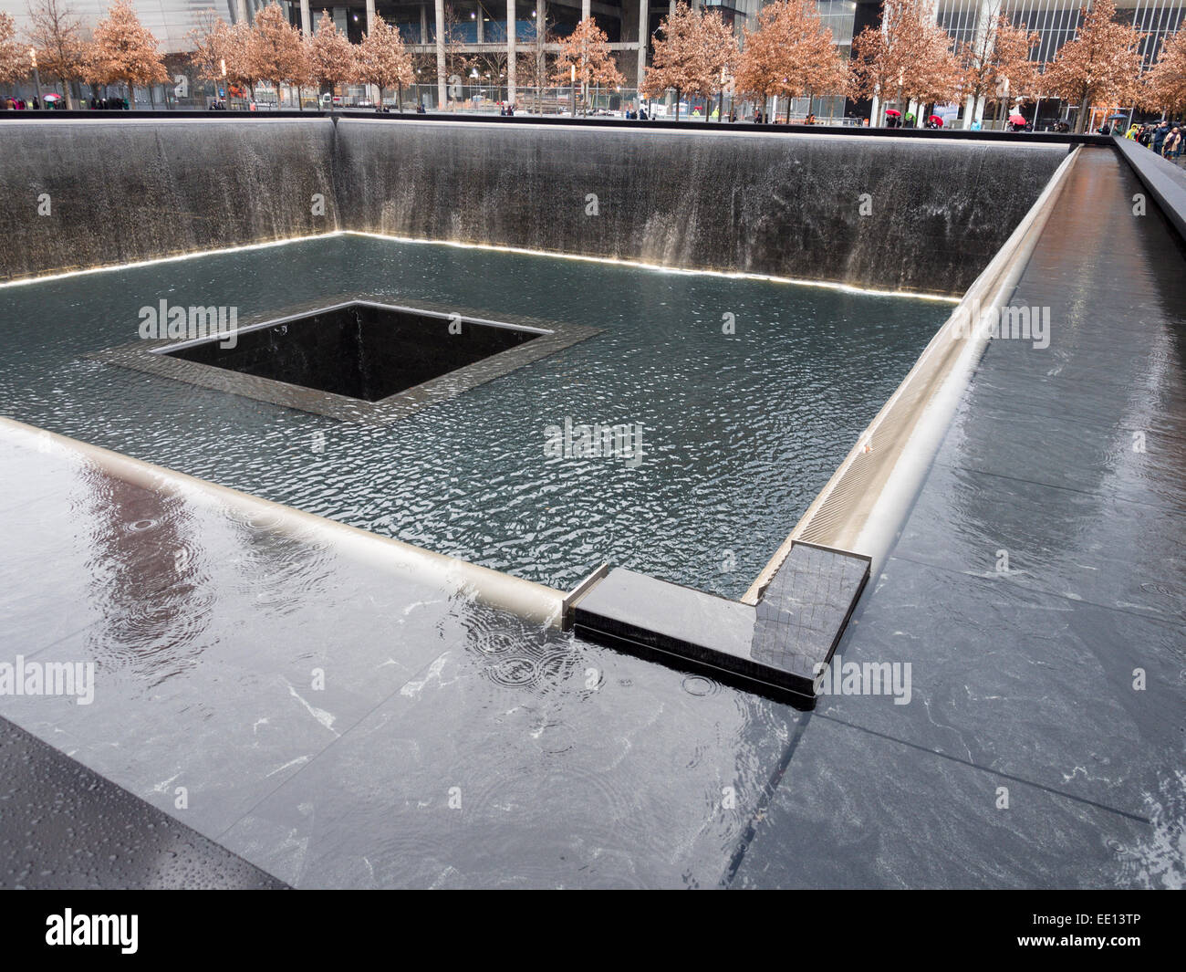 L'eau qui tombe au mémorial du 11 septembre à Ground Zero. Les touristes sont rares autour de la fosse profonde de la chute d'eau Banque D'Images