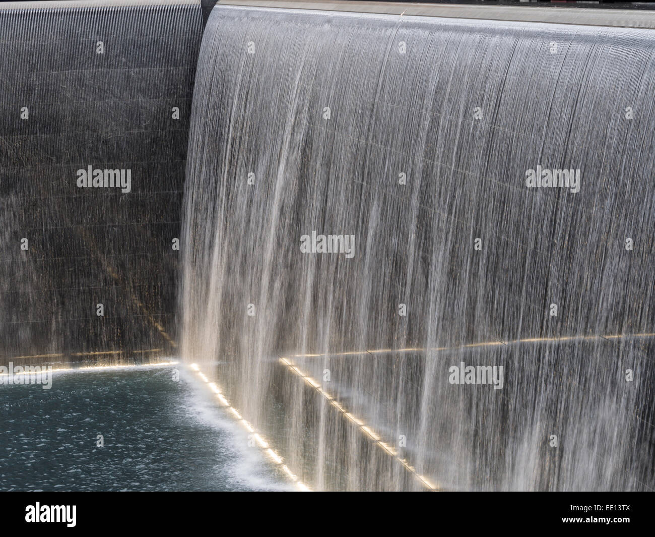 Falls Memorial : une feuille de la chute d'eau. Détail de la cascade qui compose une partie du World Trade Center 9/11 memorial Banque D'Images