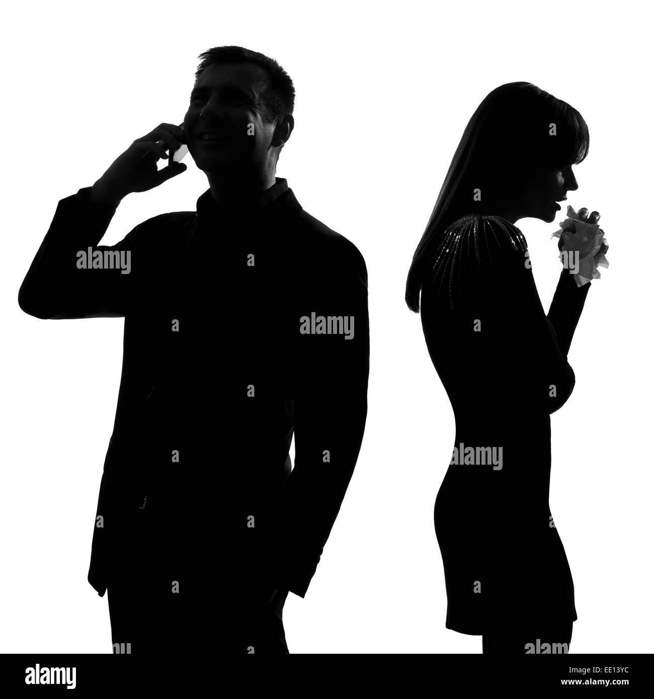 Un couple debout dos à dos homme au téléphone et d'une femme pleurer dans silhouette studio isolé sur fond blanc Banque D'Images