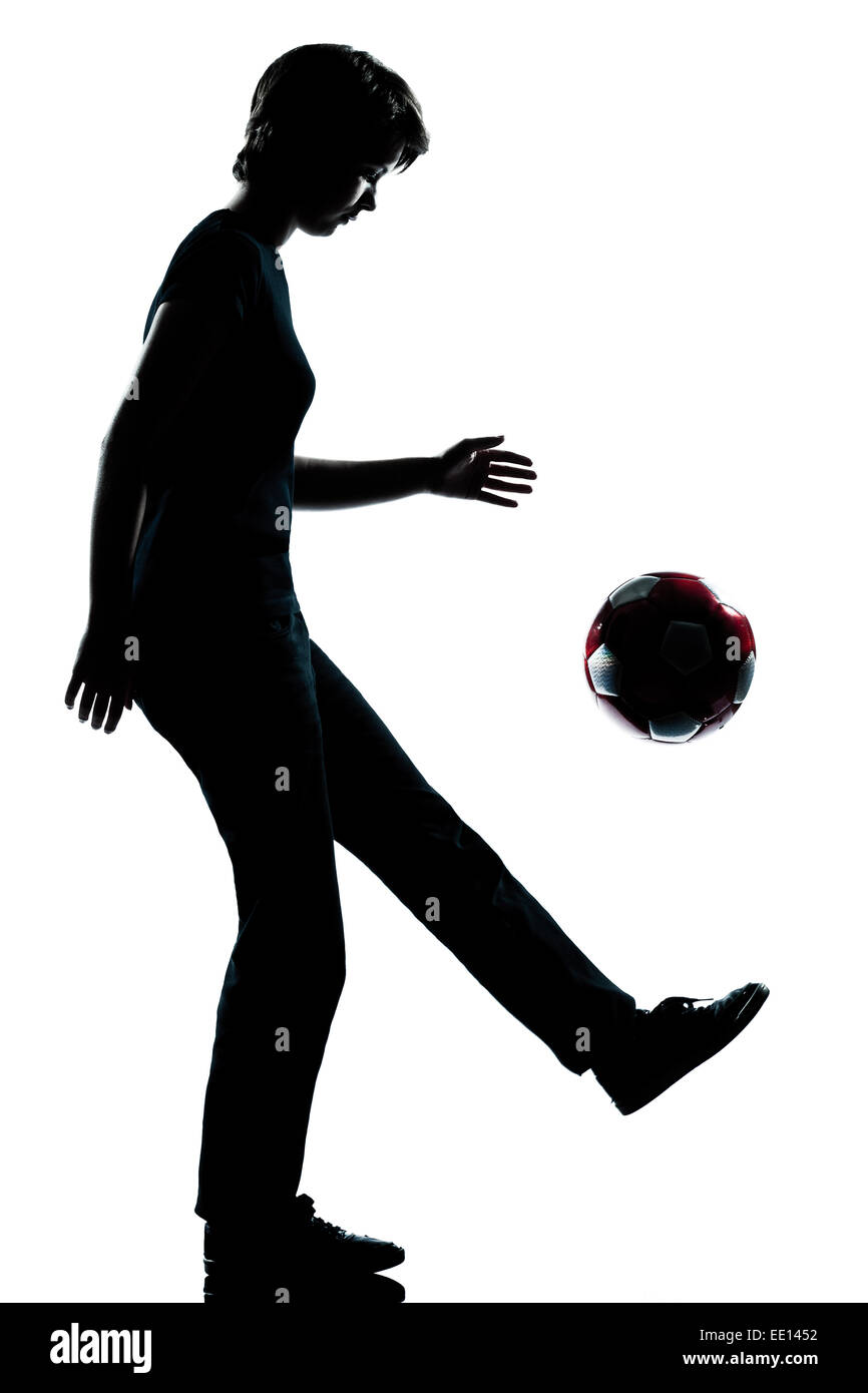 Un jeune ado fille de race blanche silhouette de jonglage football soccer en pleine longueur studio cut out isolé sur fond blanc Banque D'Images