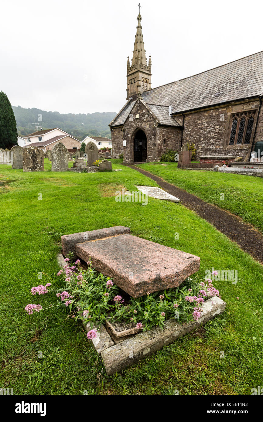 Pierre tombale tombée dans l'église, Llanellen, Pays de Galles, Royaume-Uni Banque D'Images