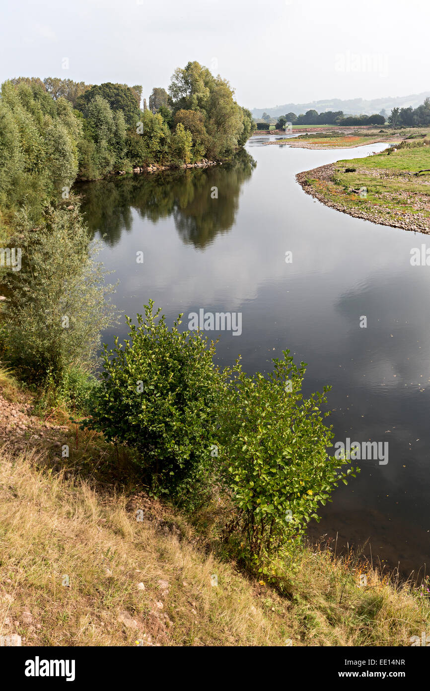 Sur la rivière Usk Usk Valley walk, Monmouthshire, Wales, UK Banque D'Images