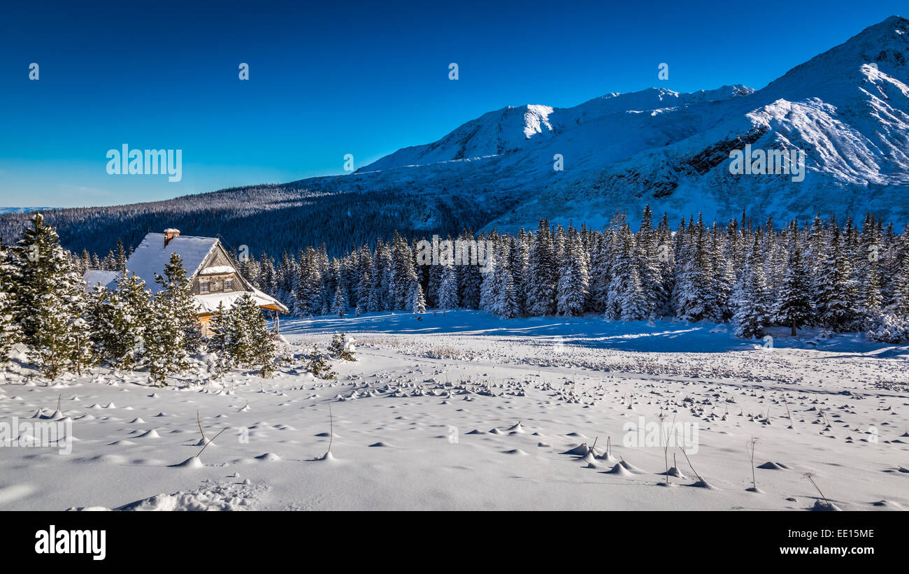 Petit chalet au pied de la montagne en hiver Banque D'Images