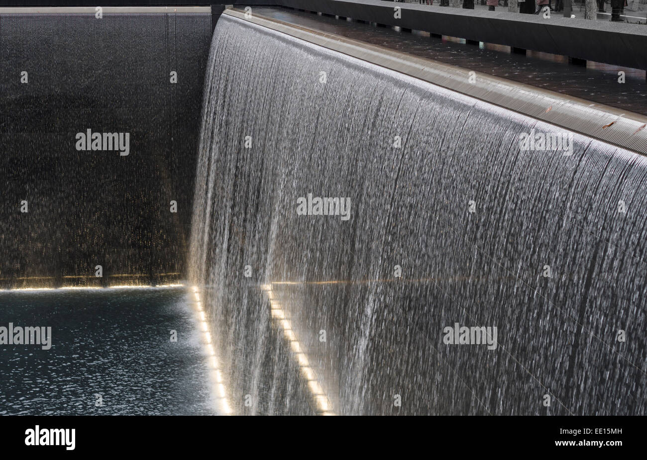Mémorial du 11 septembre falls détails. Détail de la cascade qui compose une partie clé du World Trade Center 9/11 memorial Banque D'Images