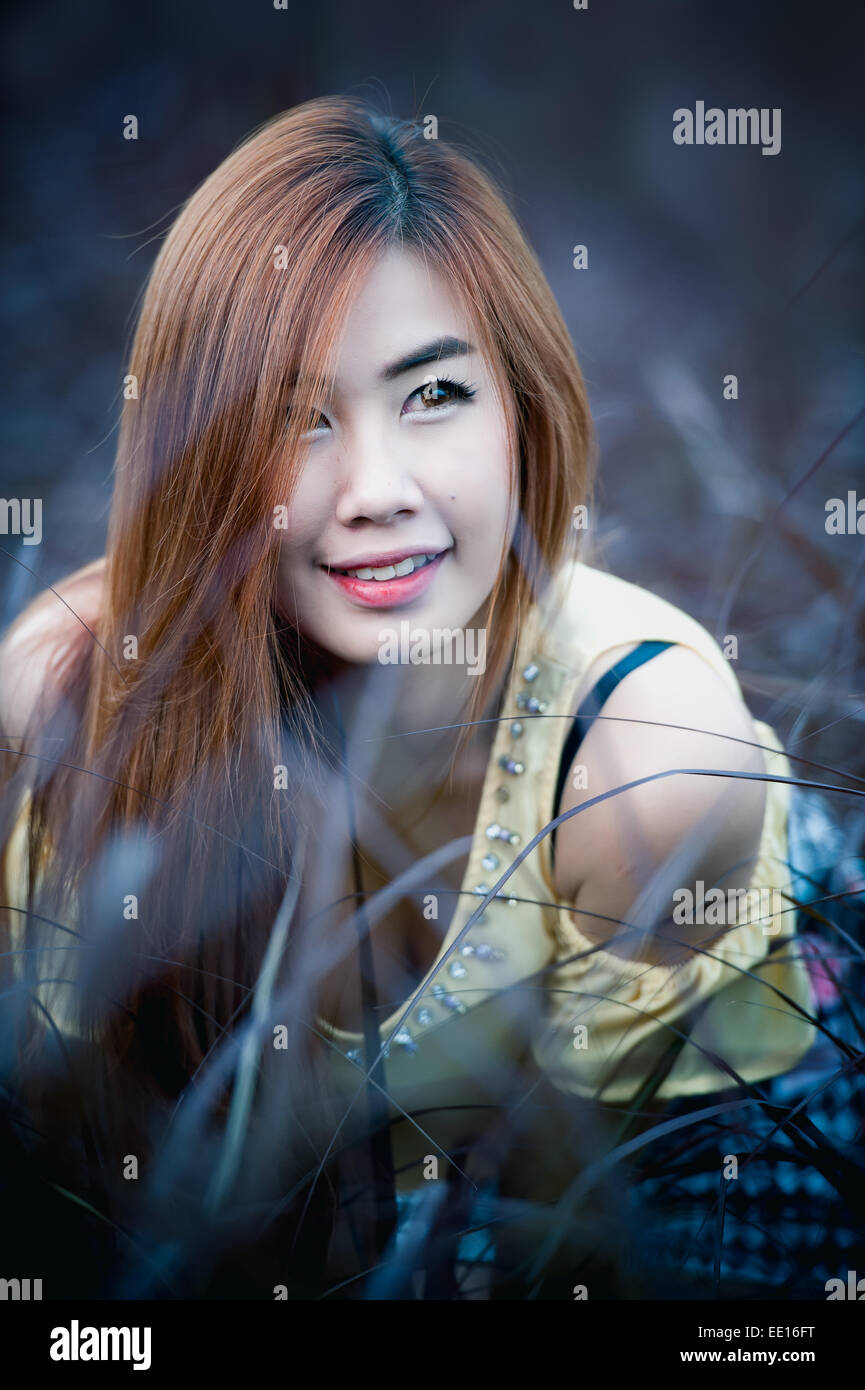 Portrait Thai belle fille s'asseoir sur l'herbe Banque D'Images