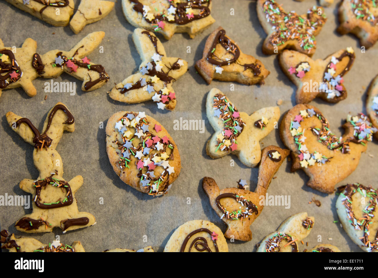 Cookies faits maison sur du papier sulfurisé en période de Pâques Banque D'Images