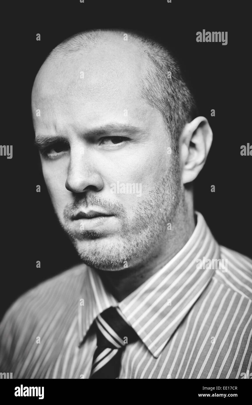 Portrait of a young woman looking at camera Banque D'Images
