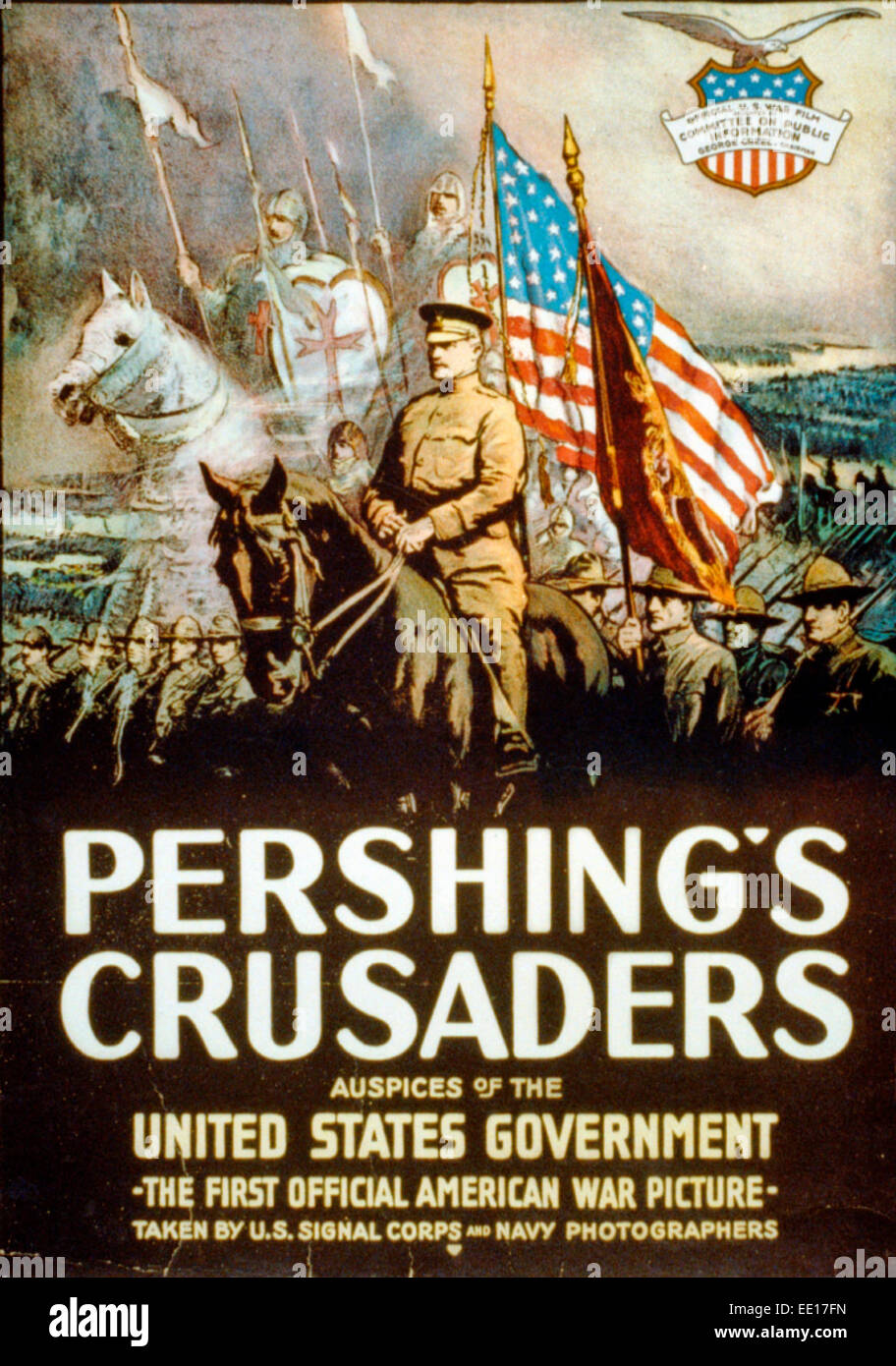 Pershing's crusaders - auspices du gouvernement des États-Unis. Affiche montrant des troupes, Pershing avec esprits de croisés flottant au-dessus. 1917 Banque D'Images