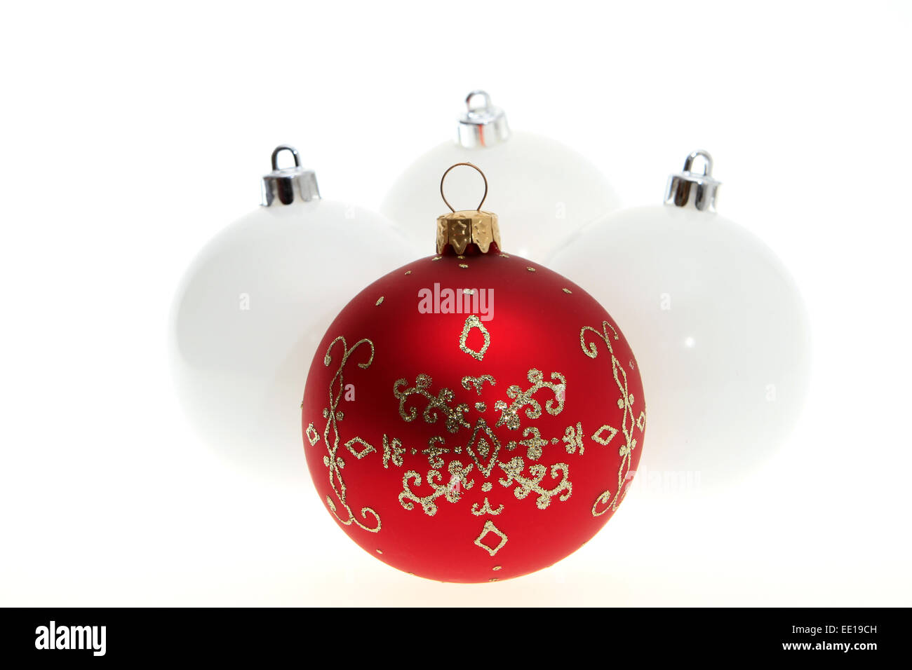 Weihnachtsschmuck und rote Christbaumkugeln, weisse Banque D'Images