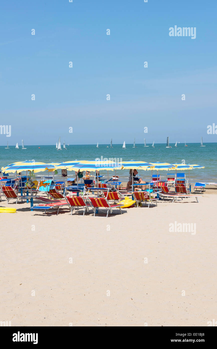 Les gens en train de bronzer sur la plage, chaises de plage, parasols, la mer, Senigallia, Province d'Ancône, Marches, Mer Adriatique, Italie Banque D'Images