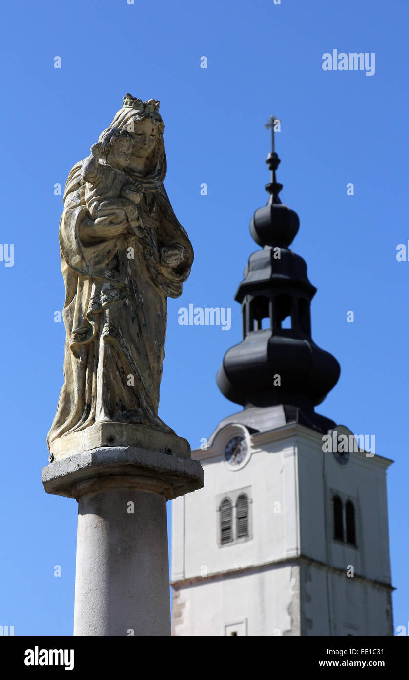 La Bienheureuse Vierge Marie avec l'enfant Jésus en face de l'église paroissiale à Tuhelj, Croatie Banque D'Images