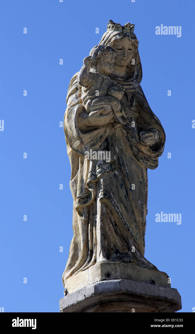 La Bienheureuse Vierge Marie avec l'enfant Jésus en face de l'église paroissiale à Tuhelj, Croatie Banque D'Images