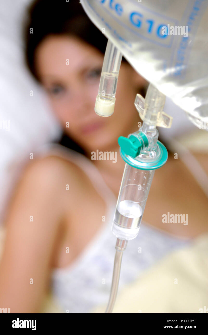 Femme avec un goutte-à-goutte Banque D'Images