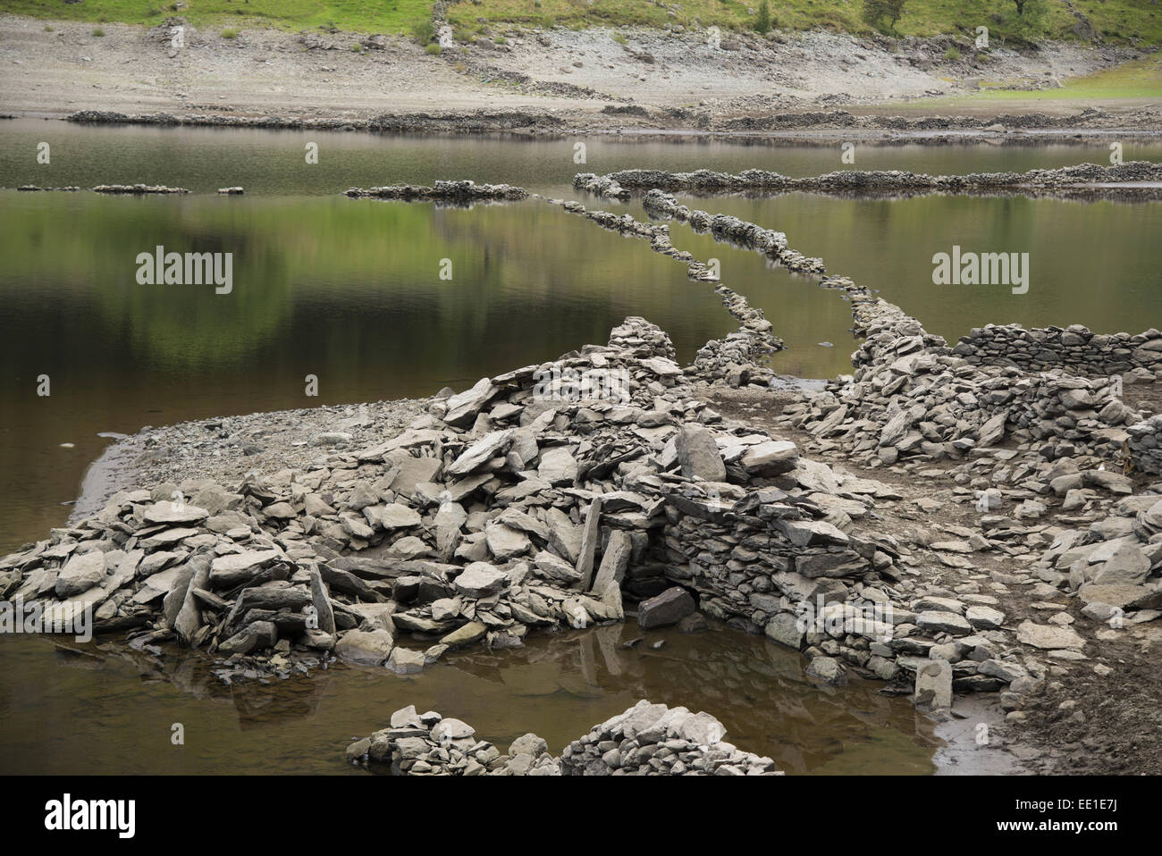 Réservoir de montagne à faible niveau d'eau et les vestiges de village submergé exposés après un été sec, vert, Haweswater Mardale, Réservoir, Vallée Mardale Lake District, Cumbria, Angleterre, septembre Banque D'Images