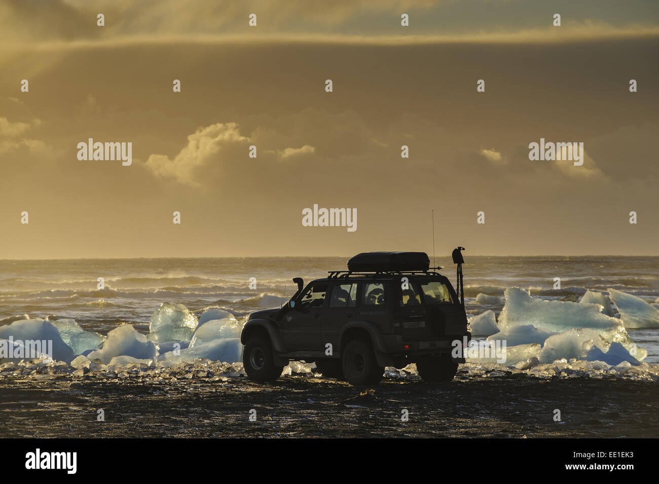 Nissan Patrol 4x4 tour guide le véhicule au bord de la glace de lac au crépuscule, lagon Jökulsárlón, Glacier de Vatnajokull, Islande, novembre Banque D'Images