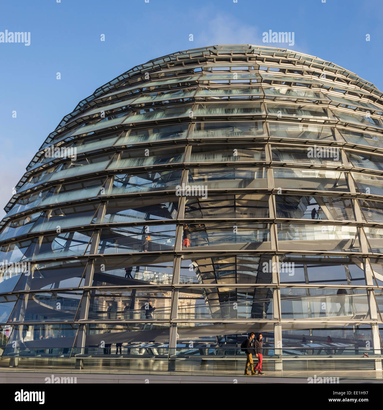Coupole du Reichstag depuis son toit-terrasse extérieur, avec les visiteurs de passage, début de matinée, Mitte, Berlin, Germany, Europe Banque D'Images