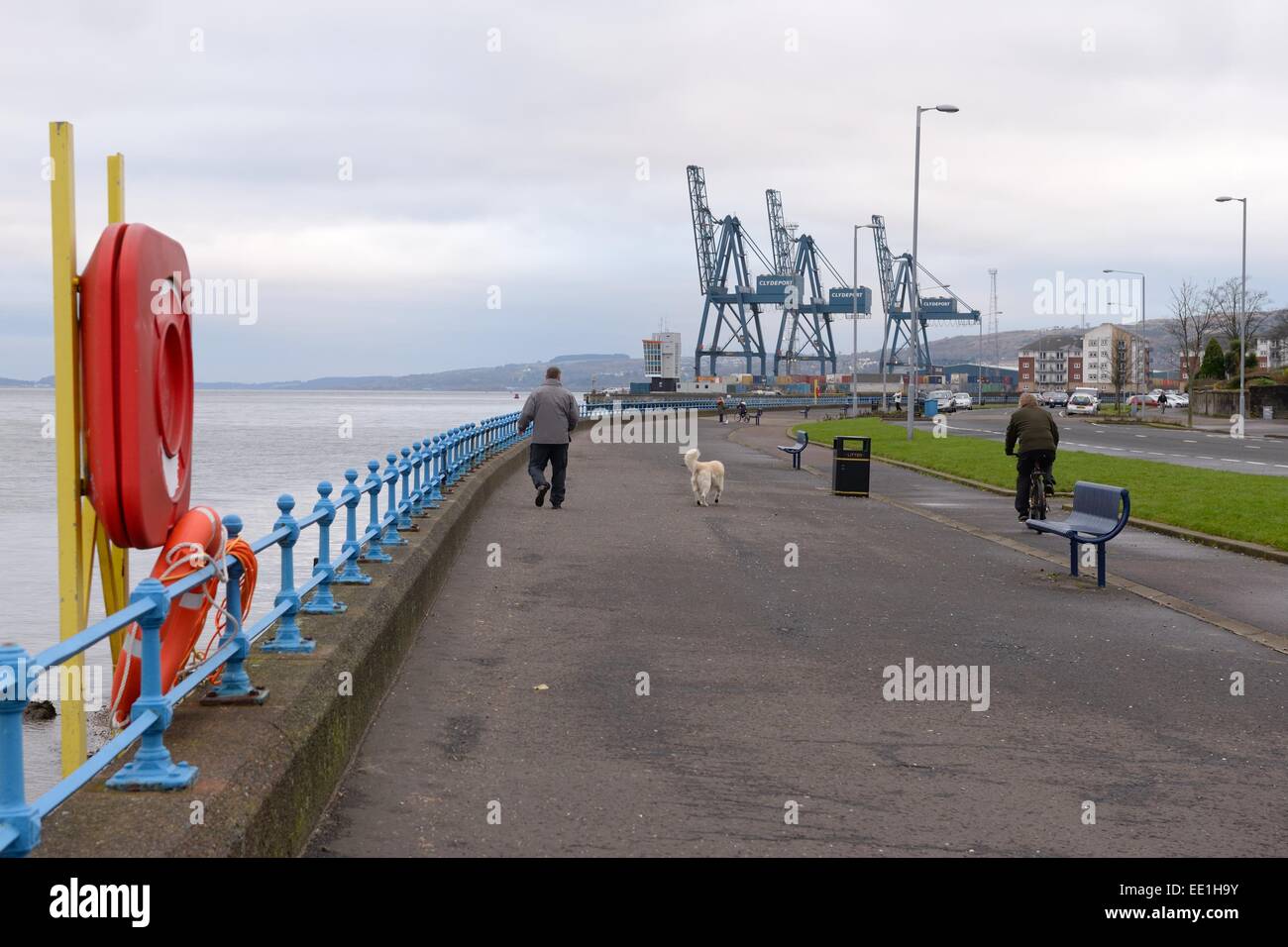En regardant vers l'Clydeport grues terminal de l'esplanade, Greenock, Scotland, UK Banque D'Images