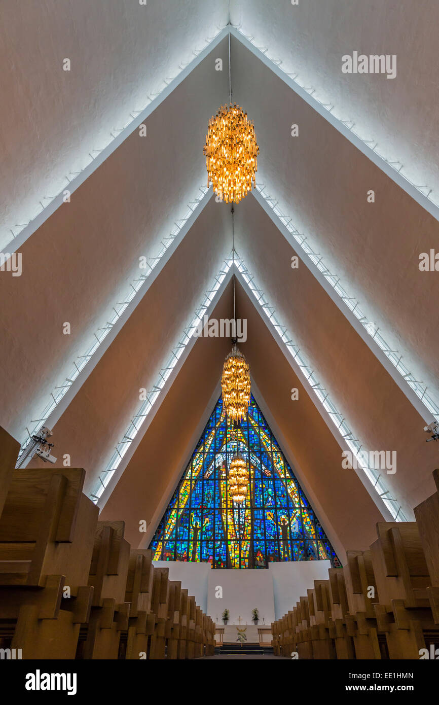 Vue de l'intérieur du plafond en répétant triangulaire la cathédrale arctique, Tromsø, Norvège, Scandinavie, Europe Banque D'Images