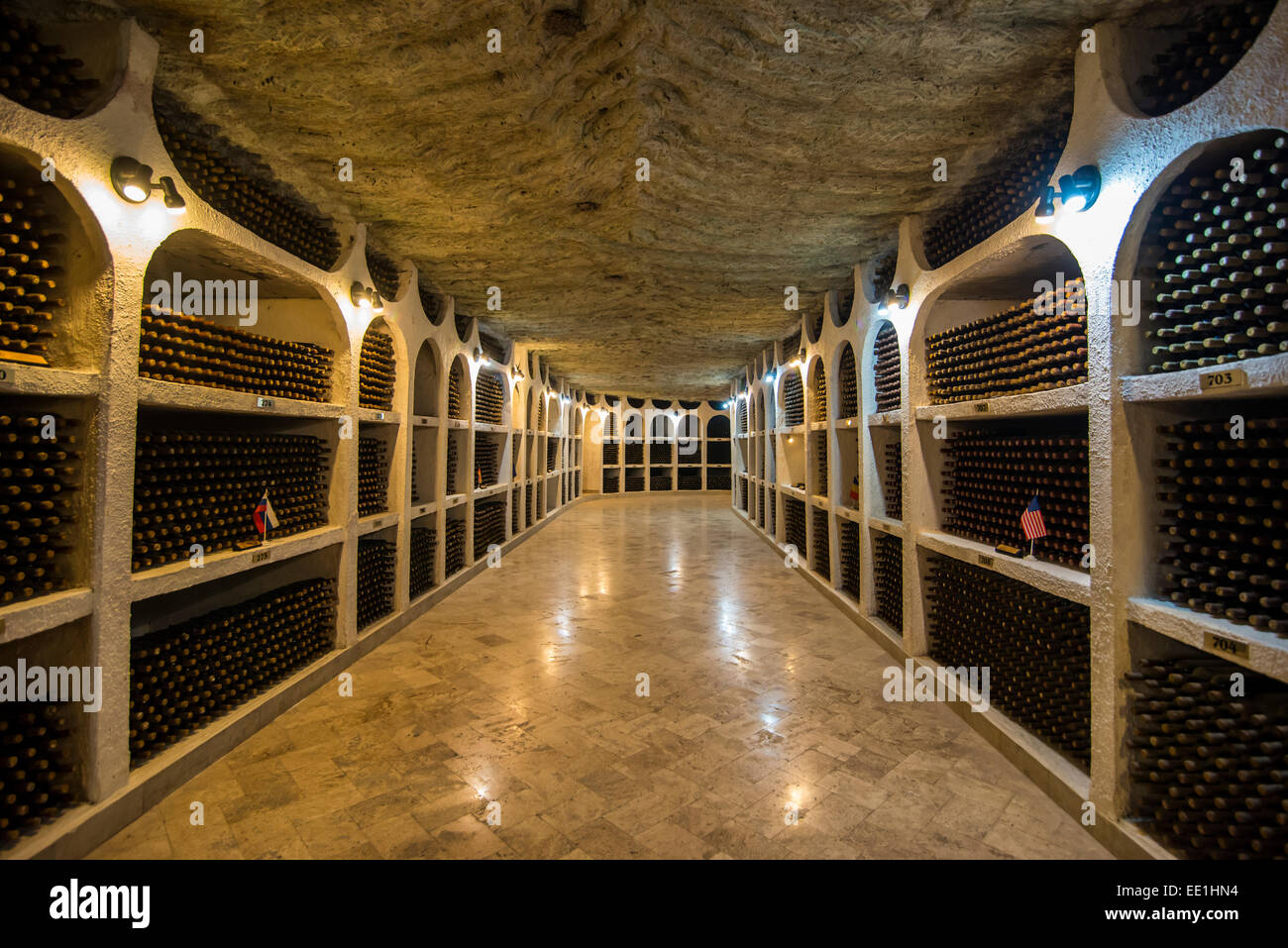Sélection de vins du passé dans le salon de dégustation de vin dans les caves de Cricova, Moldova Banque D'Images