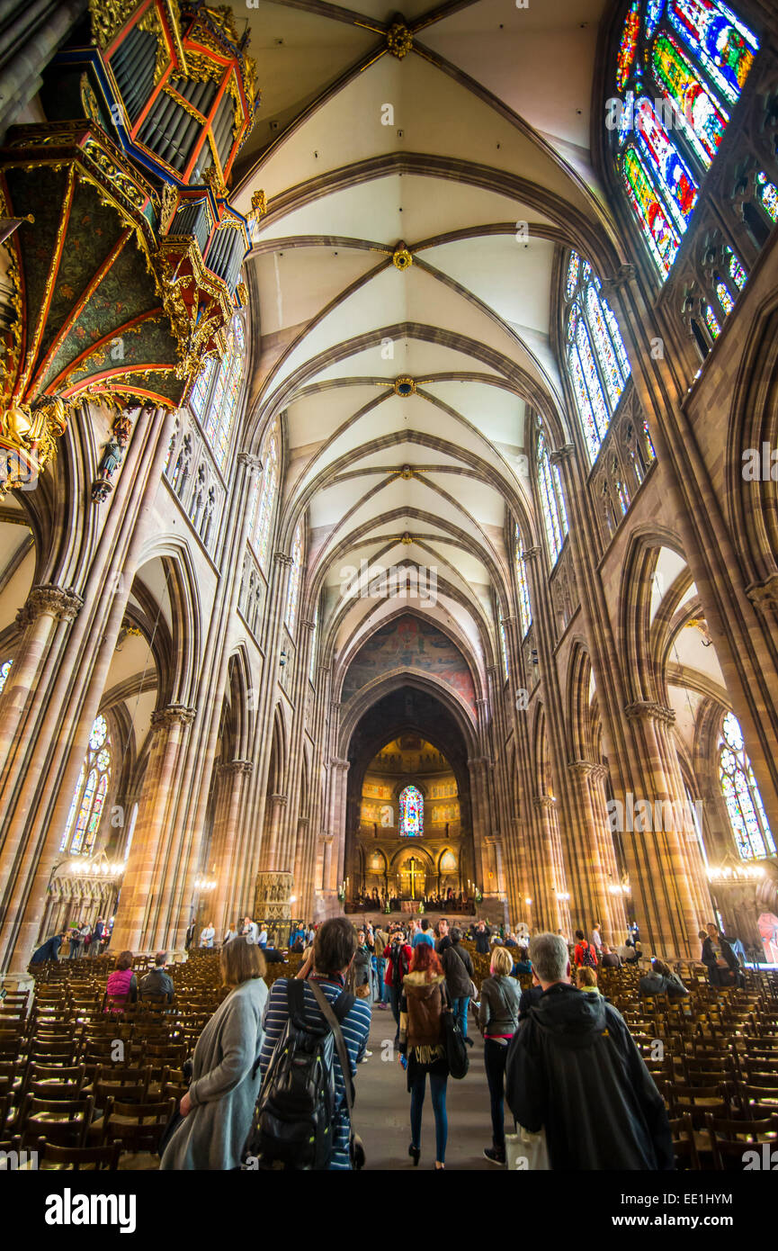 Vue de l'intérieur, la cathédrale de Strasbourg, Site du patrimoine mondial de l'UNESCO, Strasbourg, Alsace, France, Europe Banque D'Images