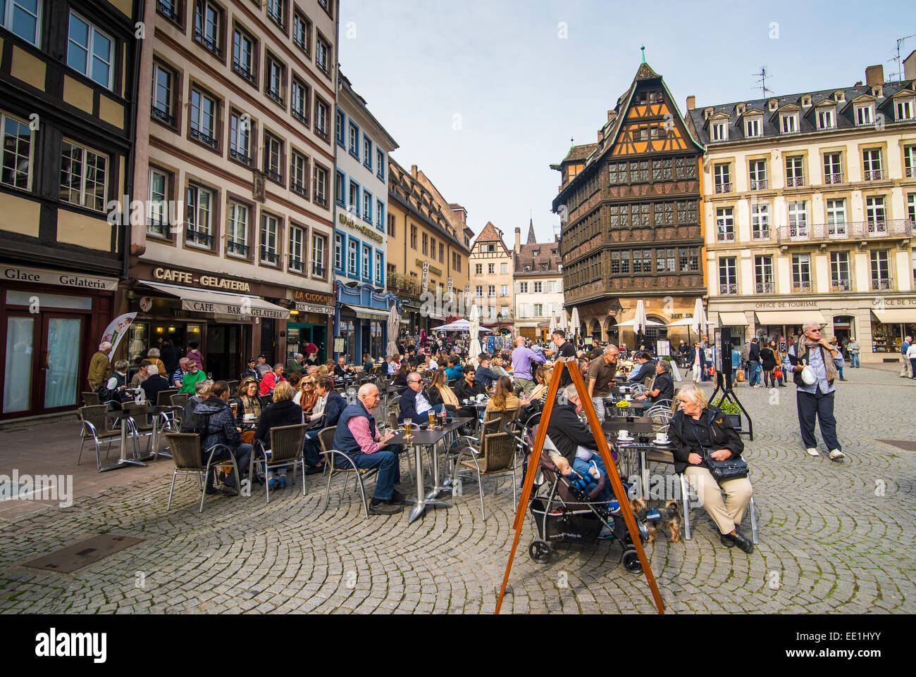 Les gens au café en plein air avec Restaurant Maison Kammerzell en arrière-plan à la place de la cathédrale, Strasbourg, Alsace, France, Europe Banque D'Images