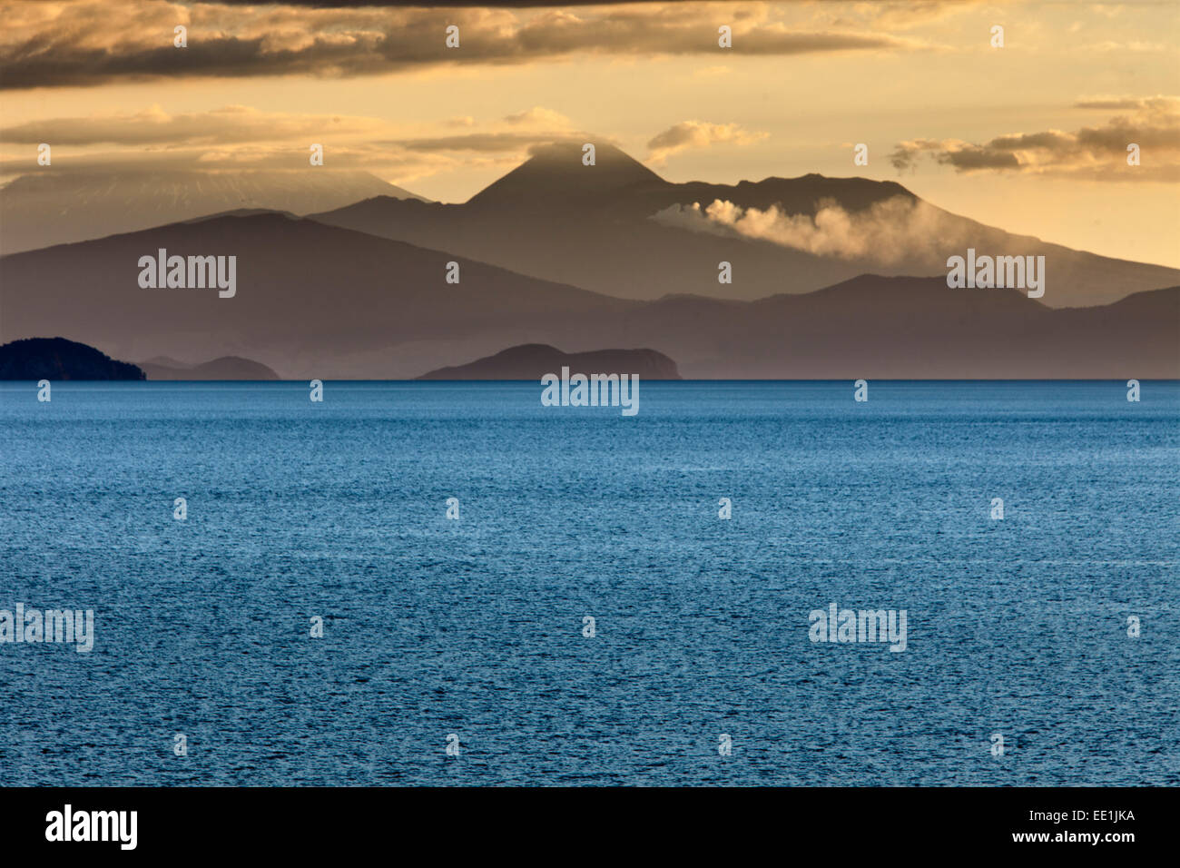 Le coucher du soleil, le lac Taupo et le Mont Ngauruhoe,Parc National de Tongariro, Site du patrimoine mondial de l'UNESCO, l'Île du Nord, Nouvelle-Zélande, Pacifique Banque D'Images