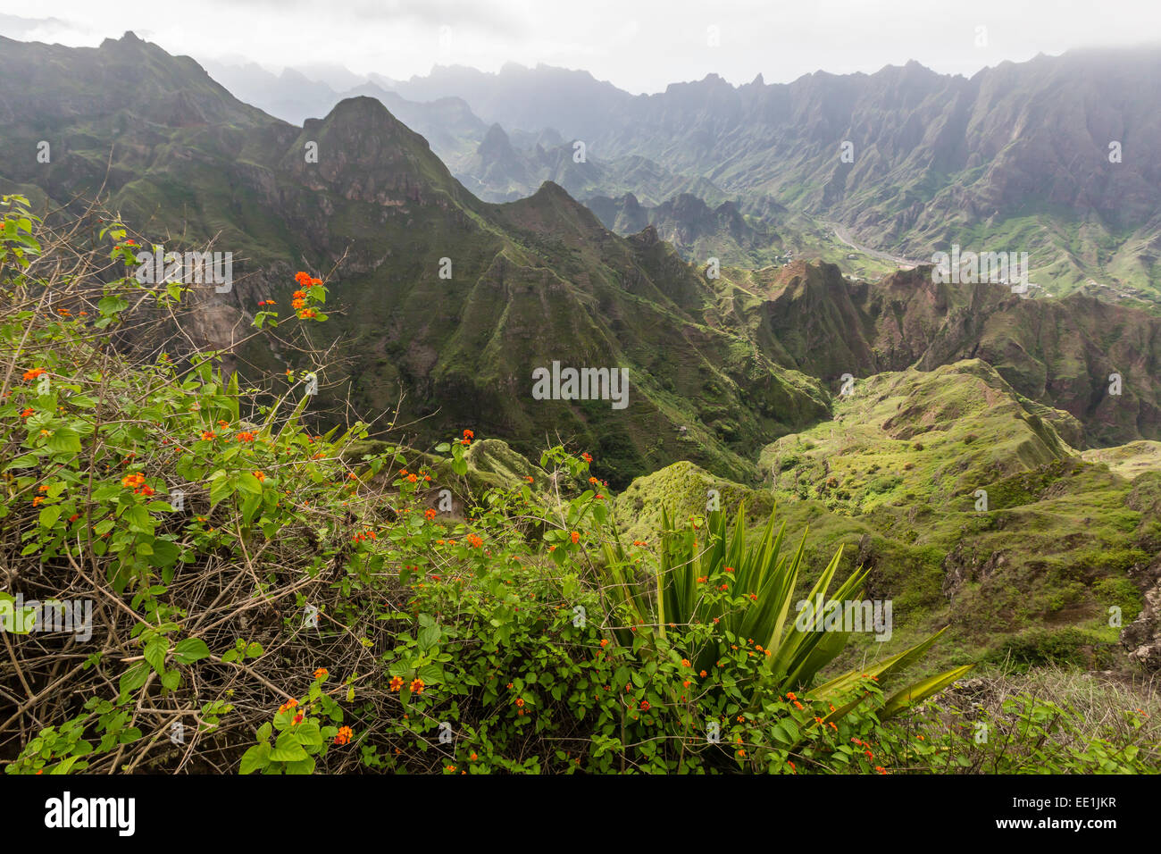 Une vue sur les montagnes volcaniques entourant Cova de Paul sur l'île de Santo Antao, Cap Vert, Afrique Banque D'Images