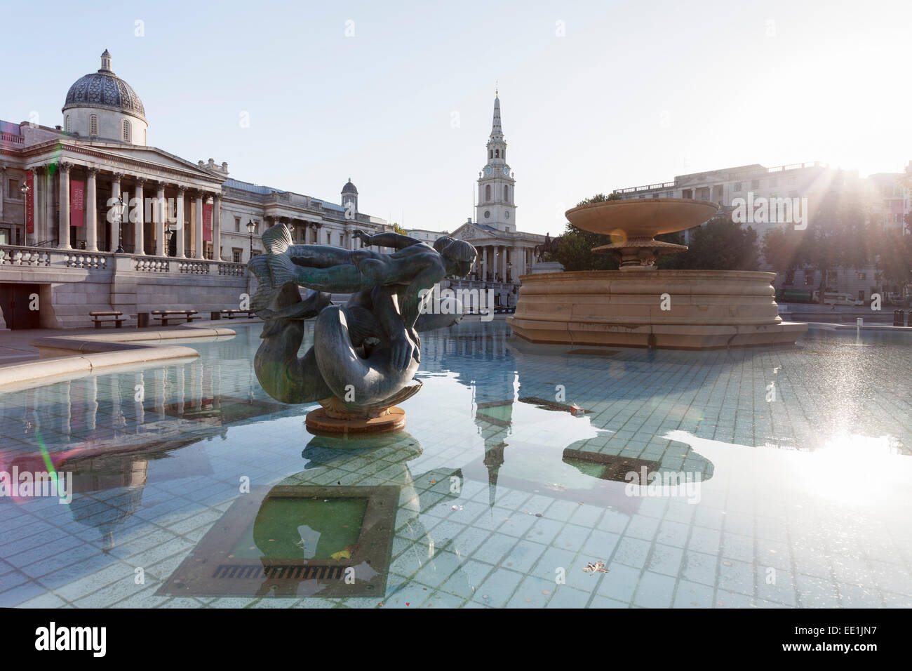 Fontaine avec statue, National Gallery et St Martin-in-the-Fields church, Trafalgar Square, Londres, Angleterre, Royaume-Uni Banque D'Images