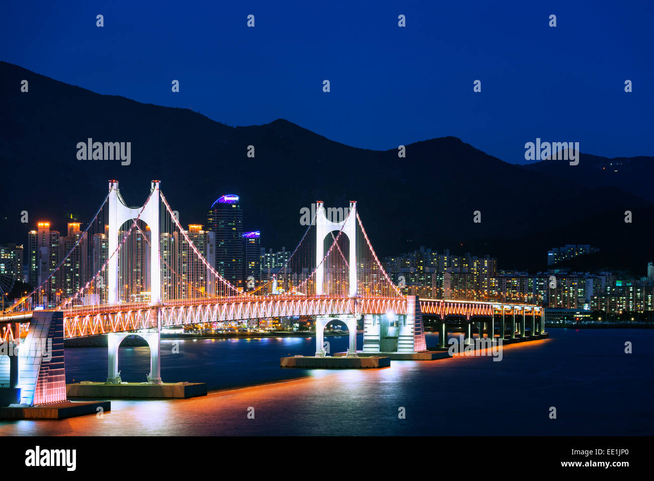 Sur les toits de la ville et pont Gwangang, Busan, Corée du Sud, Asie Banque D'Images