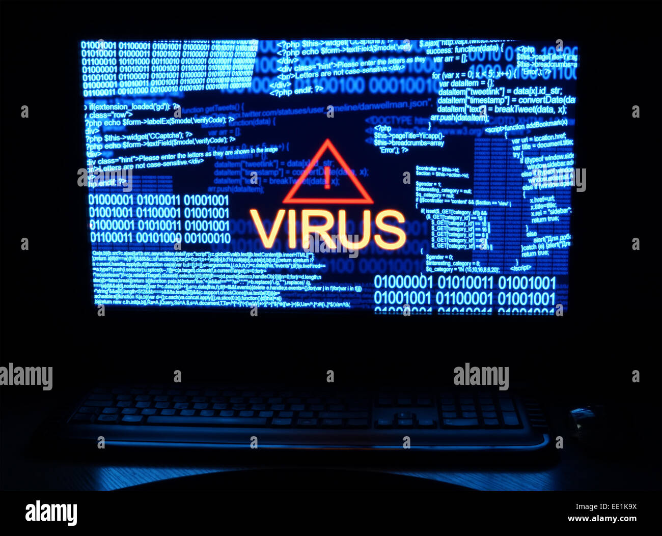 Ordinateur dans le noir avec virus word Banque D'Images