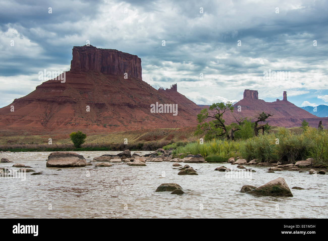Le fleuve Colorado avec Castle Valley dans le fond, près de Moab, Utah, États-Unis d'Amérique, Amérique du Nord Banque D'Images