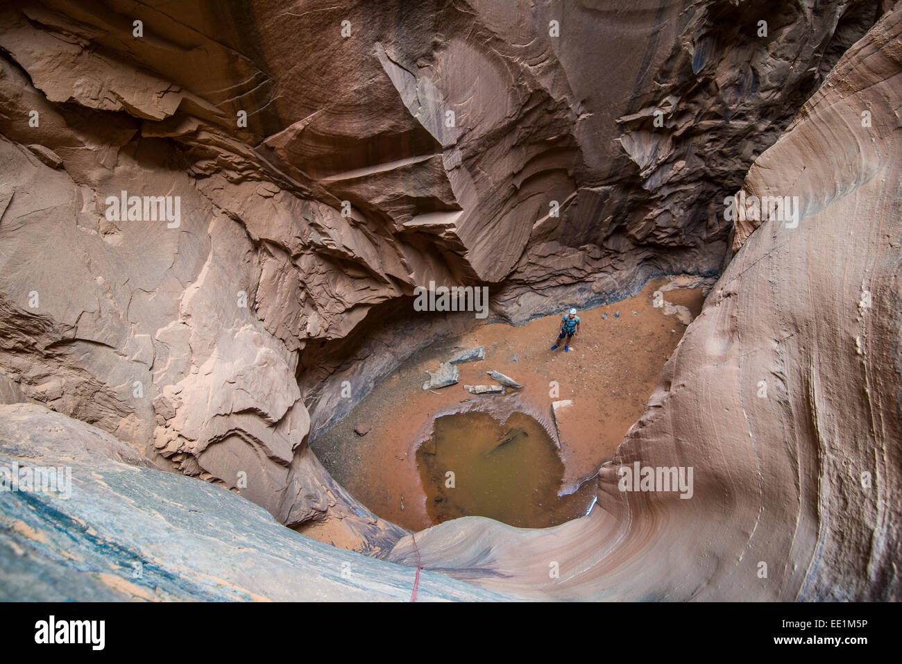 Homme debout dans un slot canyon après le canyoning, Moab, Utah, États-Unis d'Amérique, Amérique du Nord Banque D'Images
