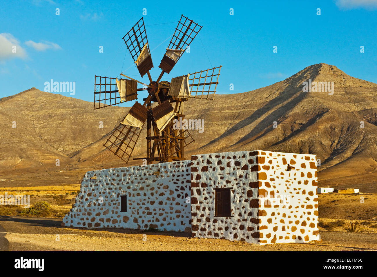 Moulin dans la vallée centrale et 625m de haut Churillos au-delà de la montagne, Tefia, Puerto del Rosario, Fuerteventura, Îles Canaries Banque D'Images