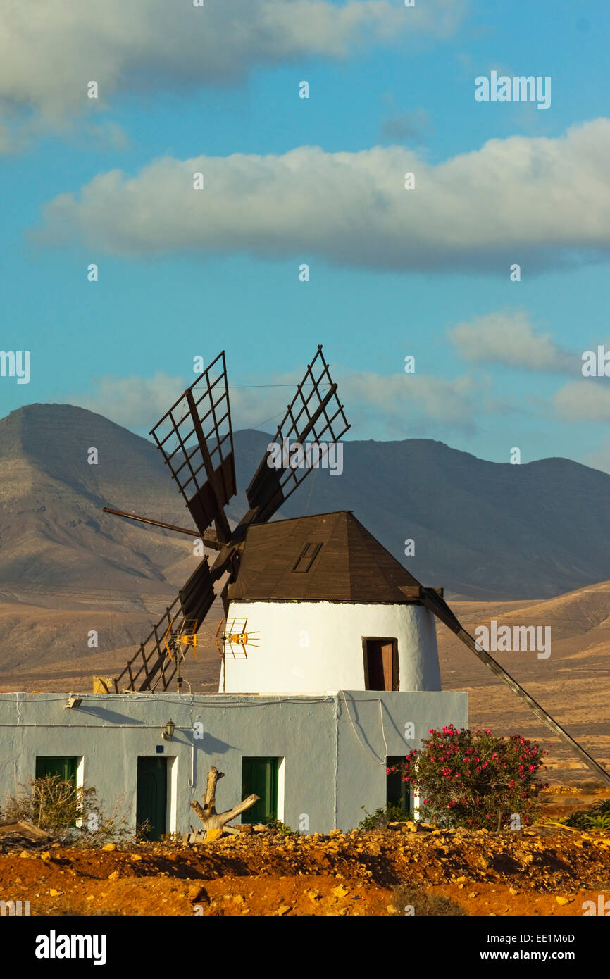 Moulin à vent, la vallée centrale et les 625m de haut Churillos au-delà de la montagne, Llanos de la Concepcion, Fuerteventura, Îles Canaries Banque D'Images