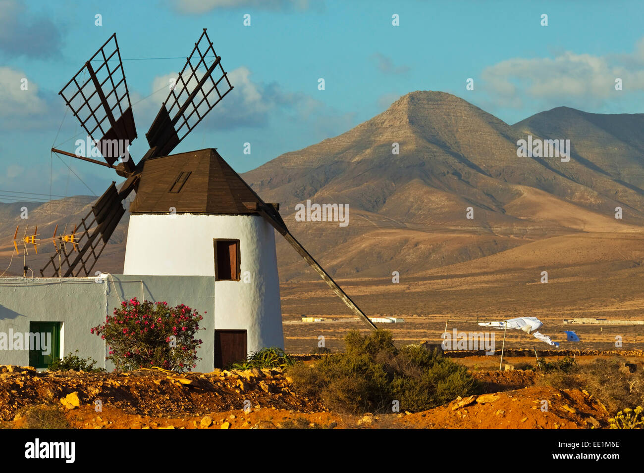 Moulin à vent, la vallée centrale et les 625m de haut Churillos au-delà de la montagne, Llanos de la Concepcion, Fuerteventura, Îles Canaries Banque D'Images