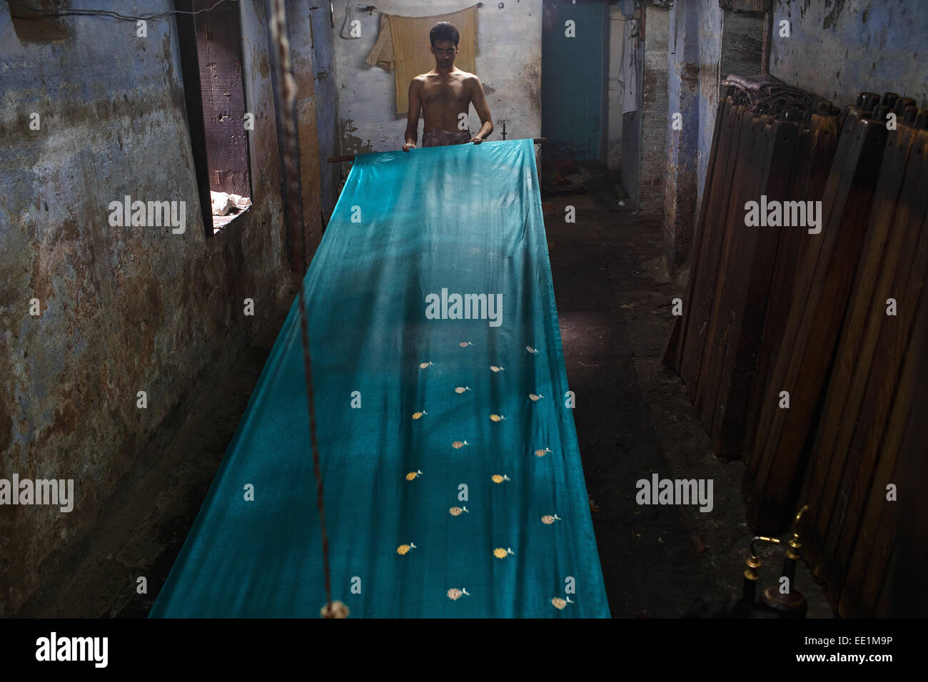 Sari saree (tissage) usine de textile à Varanasi, Inde. Banque D'Images