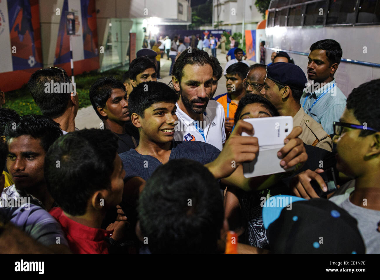 Robert Pires pose pour des photos avec les jeunes fans Indiens après un Indien Super League football match à Margao, Goa. Banque D'Images