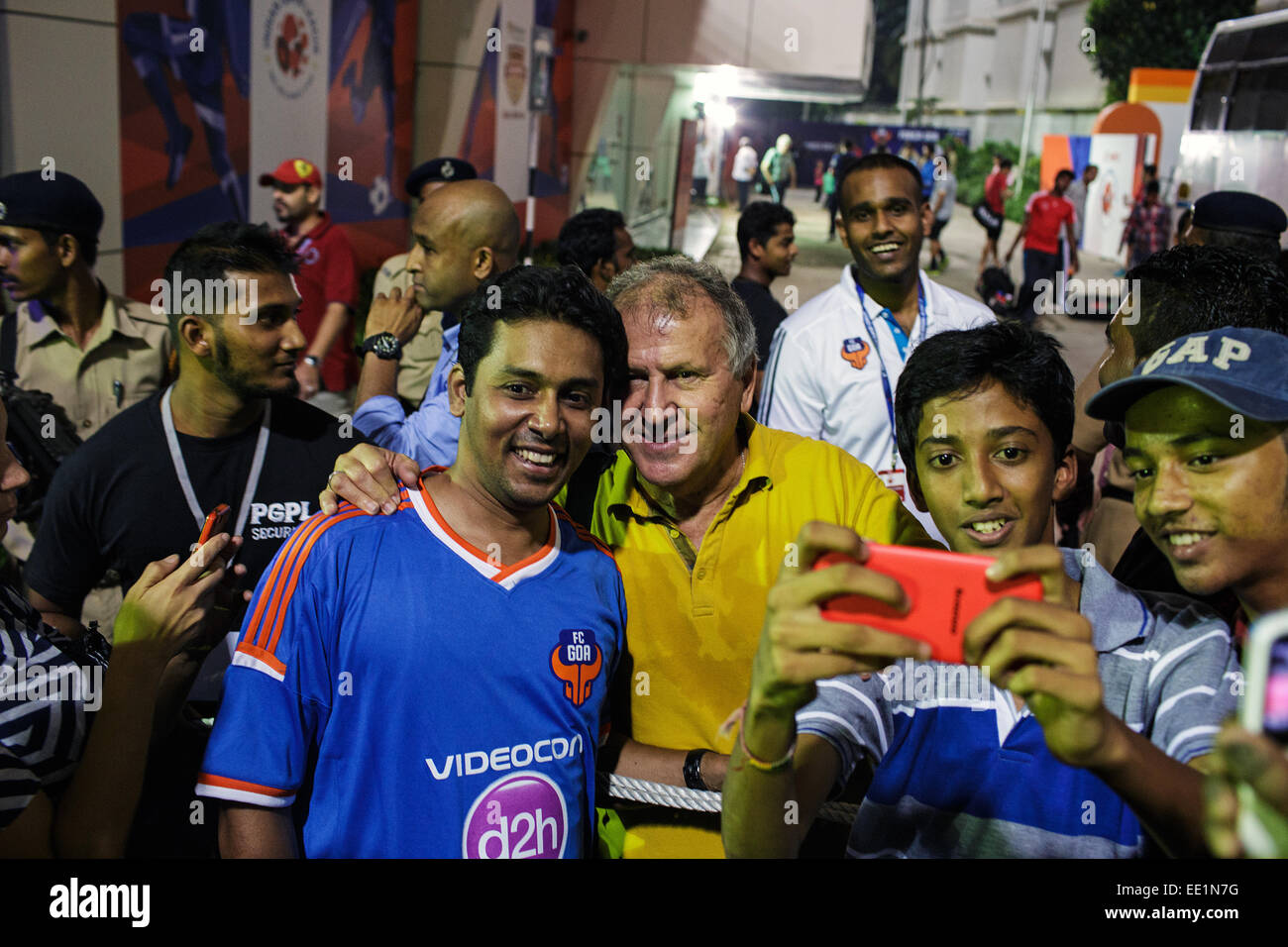 Zico (Arthur Antunes Coimbra) pose pour des photos avec les jeunes fans Indiens Indiens après Super League football match à Margao, Goa Banque D'Images