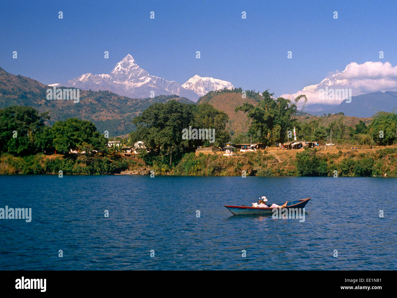Bateau sur le Lac Phewa, Pokhara, Népal, Annapurna montagnes en arrière-plan Banque D'Images