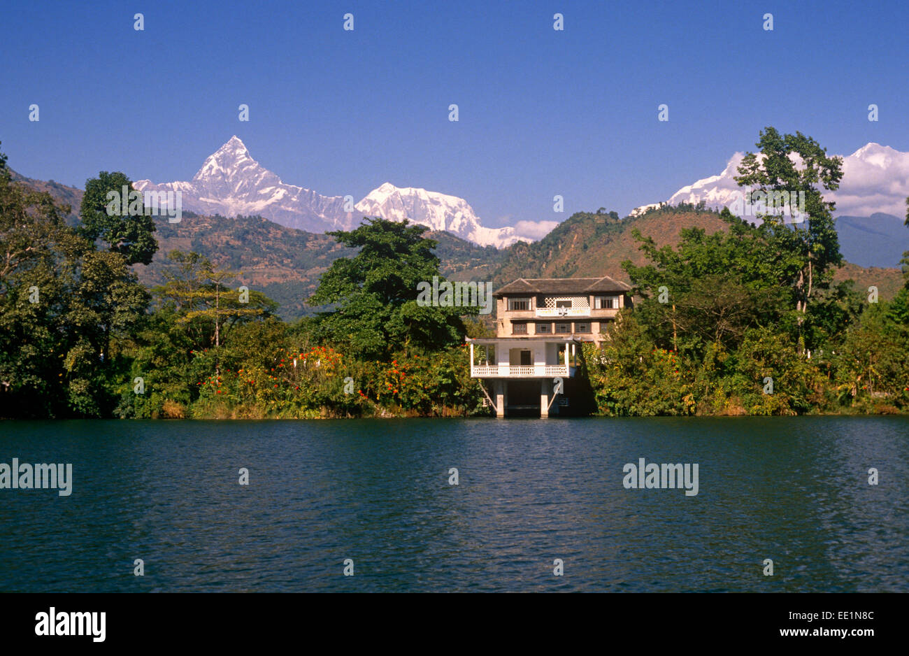 Chambre par Lac Phewa, Pokhara, Népal, Annapurna de montagnes en arrière-plan Banque D'Images