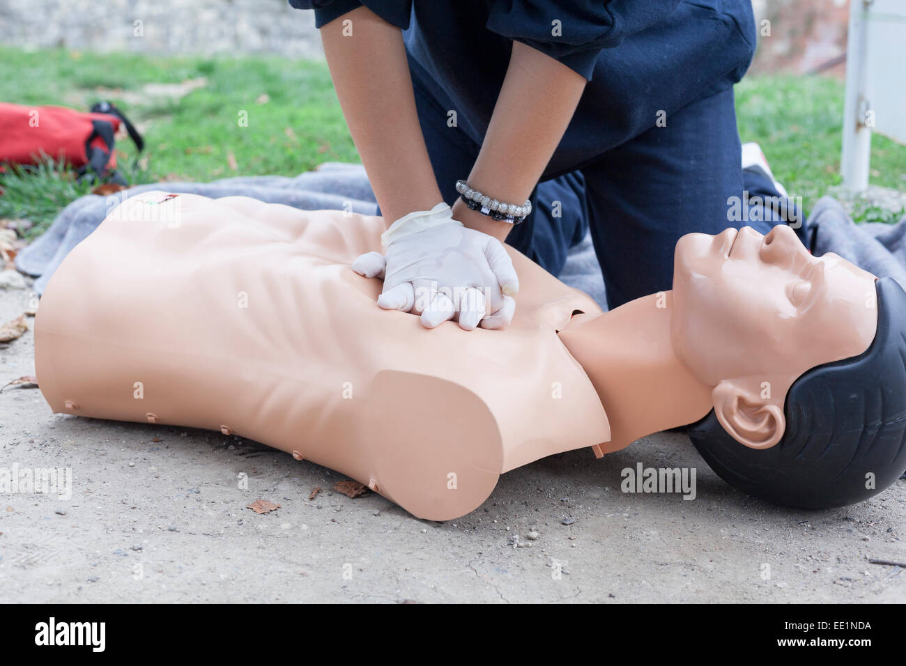Pratiquer la réanimation cardiorespiratoire paramédic - RCP sur un mannequin Banque D'Images