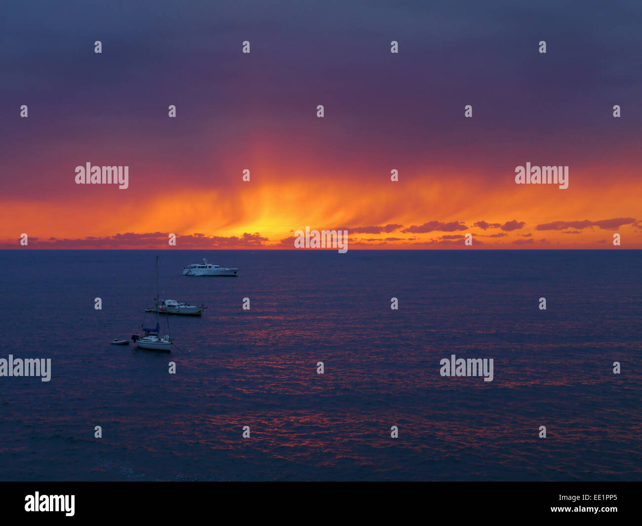 Coucher de soleil spectaculaire Port Andratx , Majorque avec trois bateaux Banque D'Images