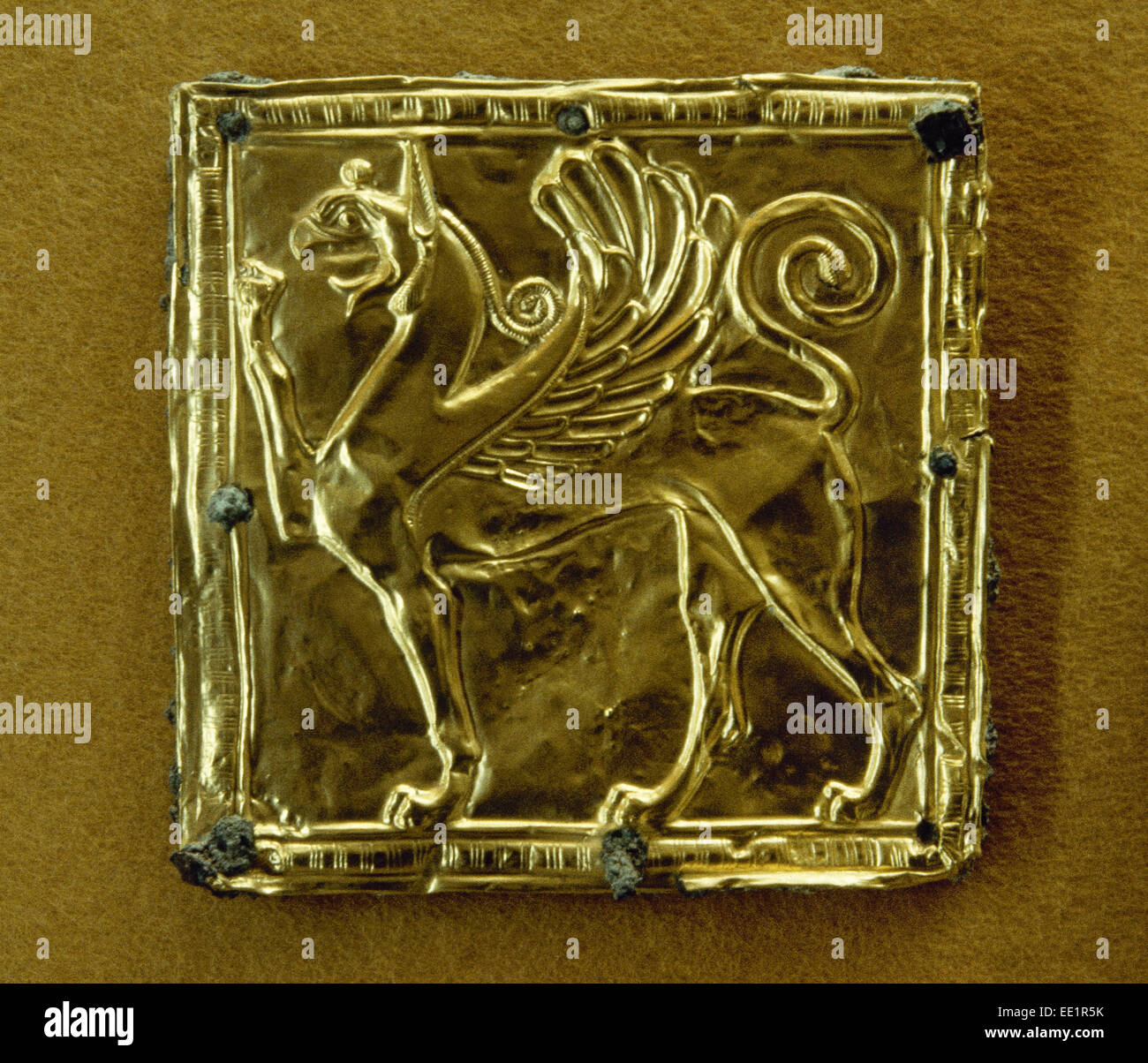 L'art grec de la plaque d'or représentant un griffon ailé. 6ème siècle avant J.-C. Musée Archéologique. Delphi. La Grèce. Banque D'Images L'art grec de la plaque d'or représentant un griffon ailé. 6ème siècle avant J.-C. Musée Archéologique. Delphi. La Grèce. Banque D'Images