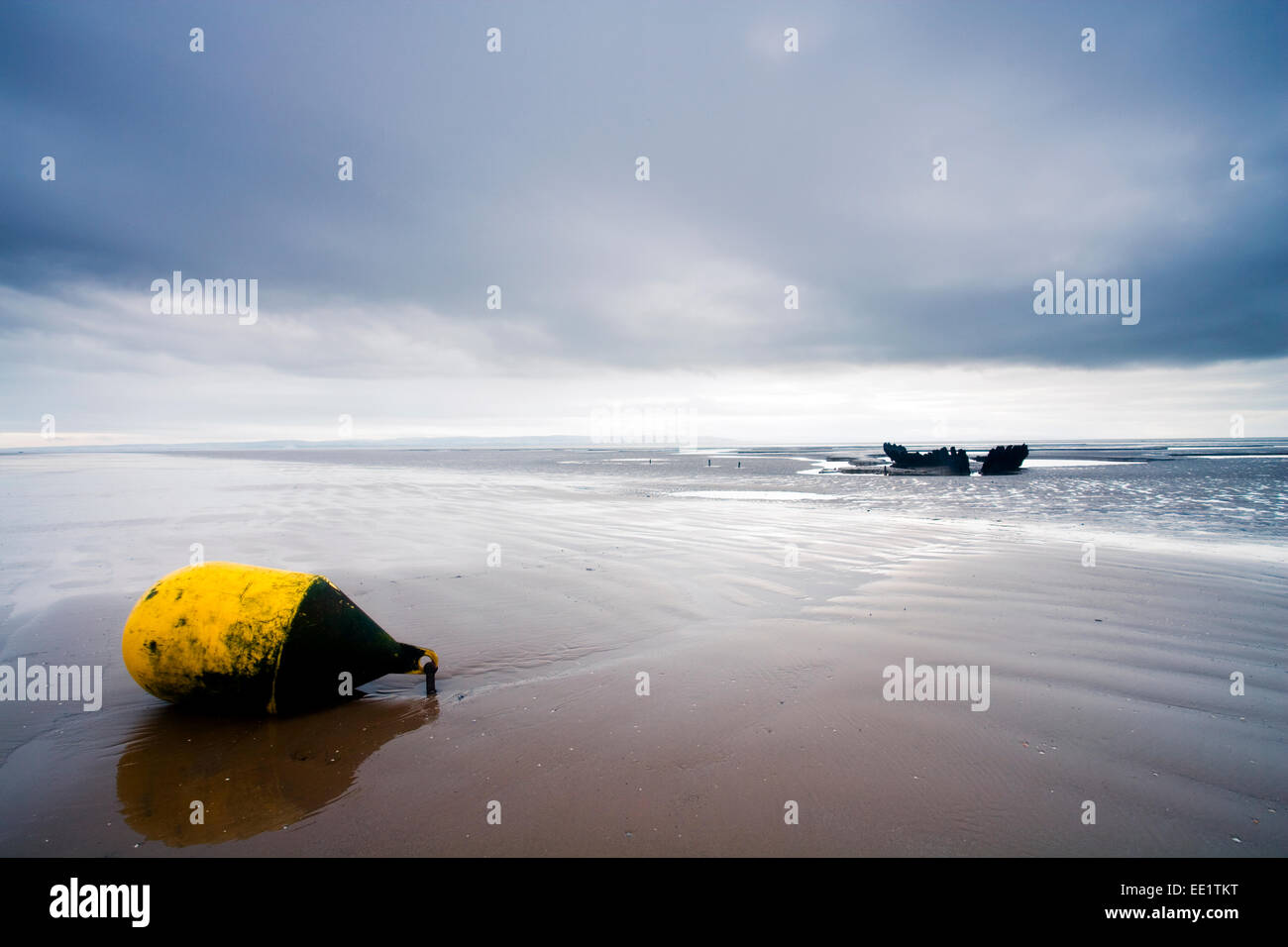 La bouée jaune et la SS Nornen Berrow, plage. Banque D'Images