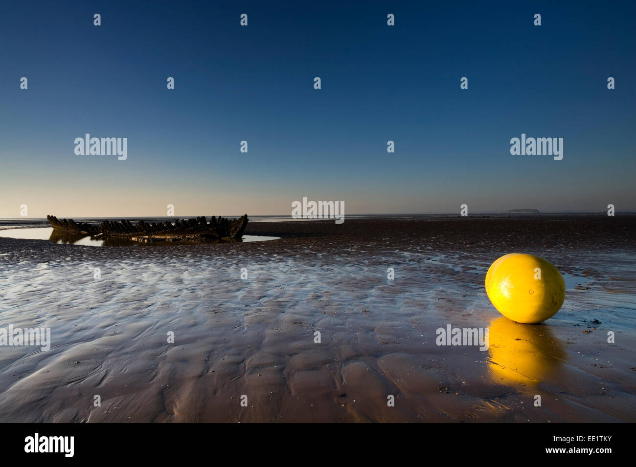 La bouée jaune et la SS Nornen Berrow, plage. Banque D'Images